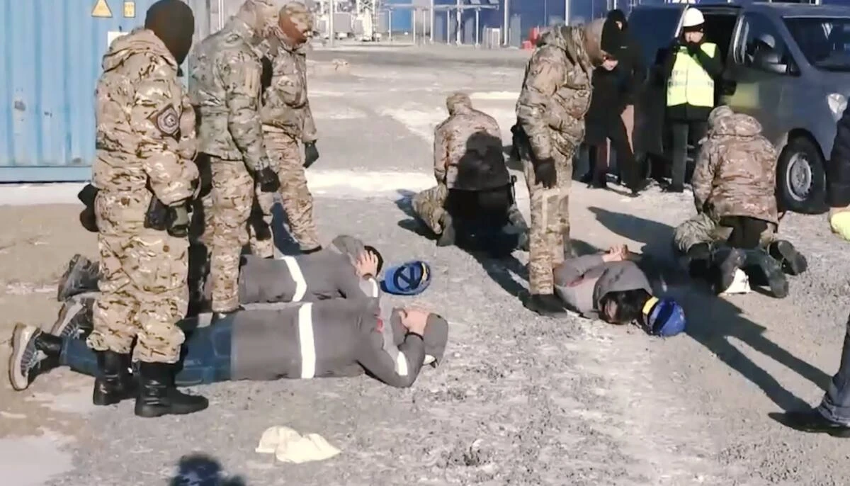 «Kıimge jasyryp alyp shyqqan». Quny 130 mıllıon teńgelik altyn urlaǵandar ustaldy