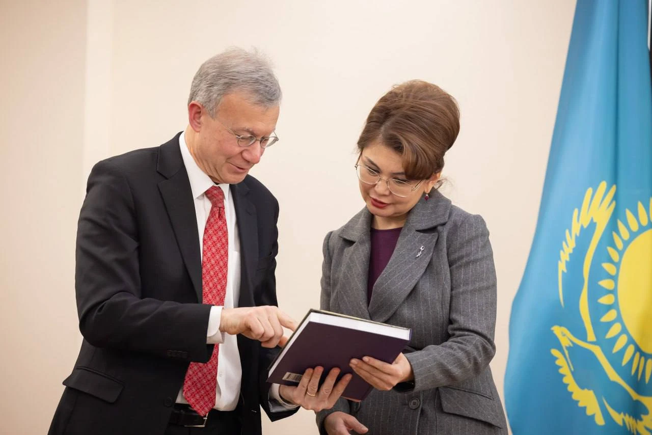 Mádenıet pen aqparat órisindegi baılanys bekı túspek