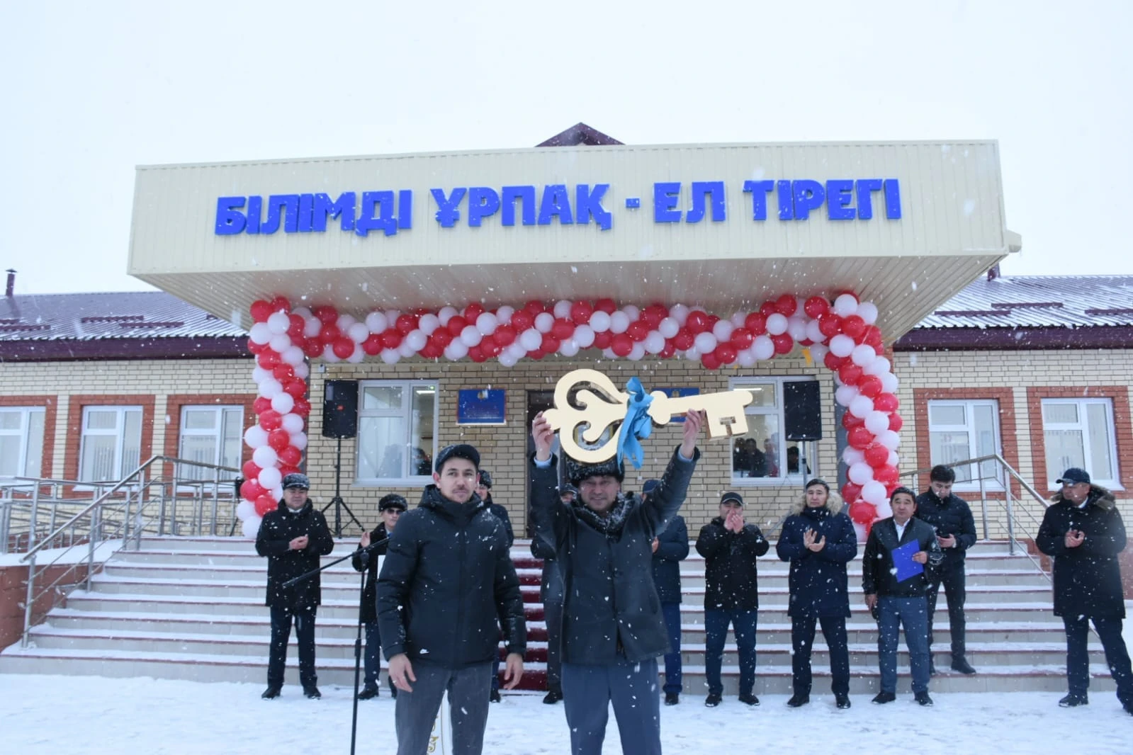 Aqjaıyqta qos mektep ashyldy