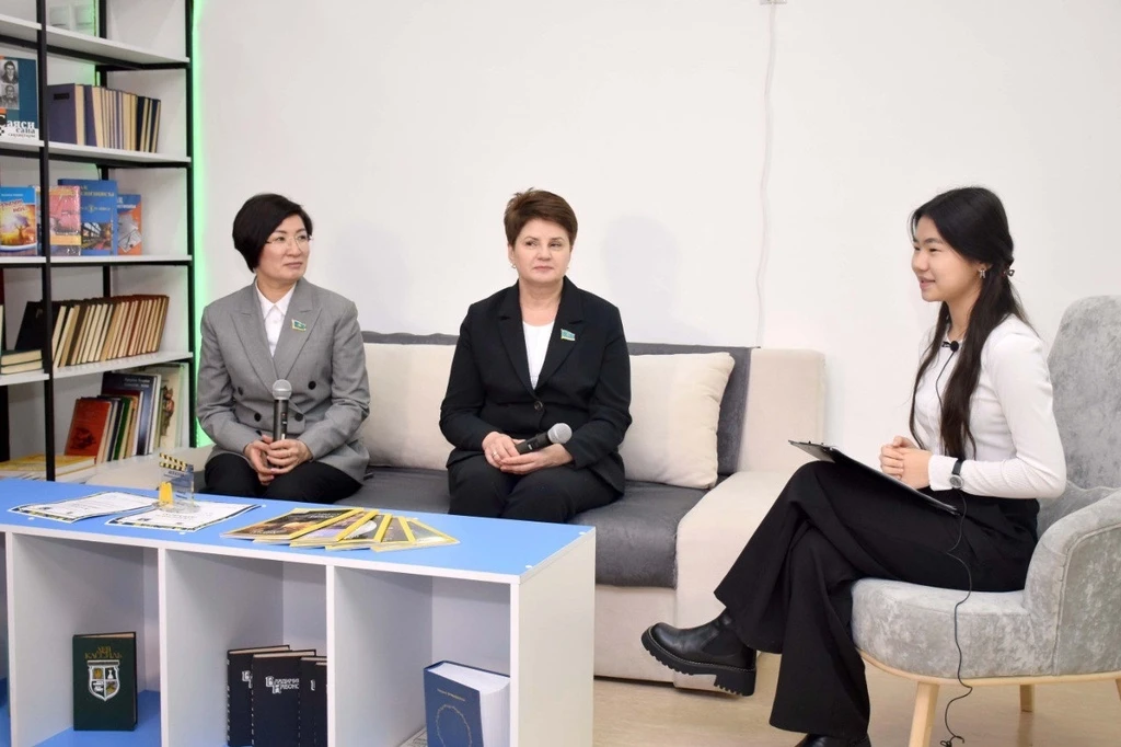 Problemalardy turǵyndarmen birge talqylady