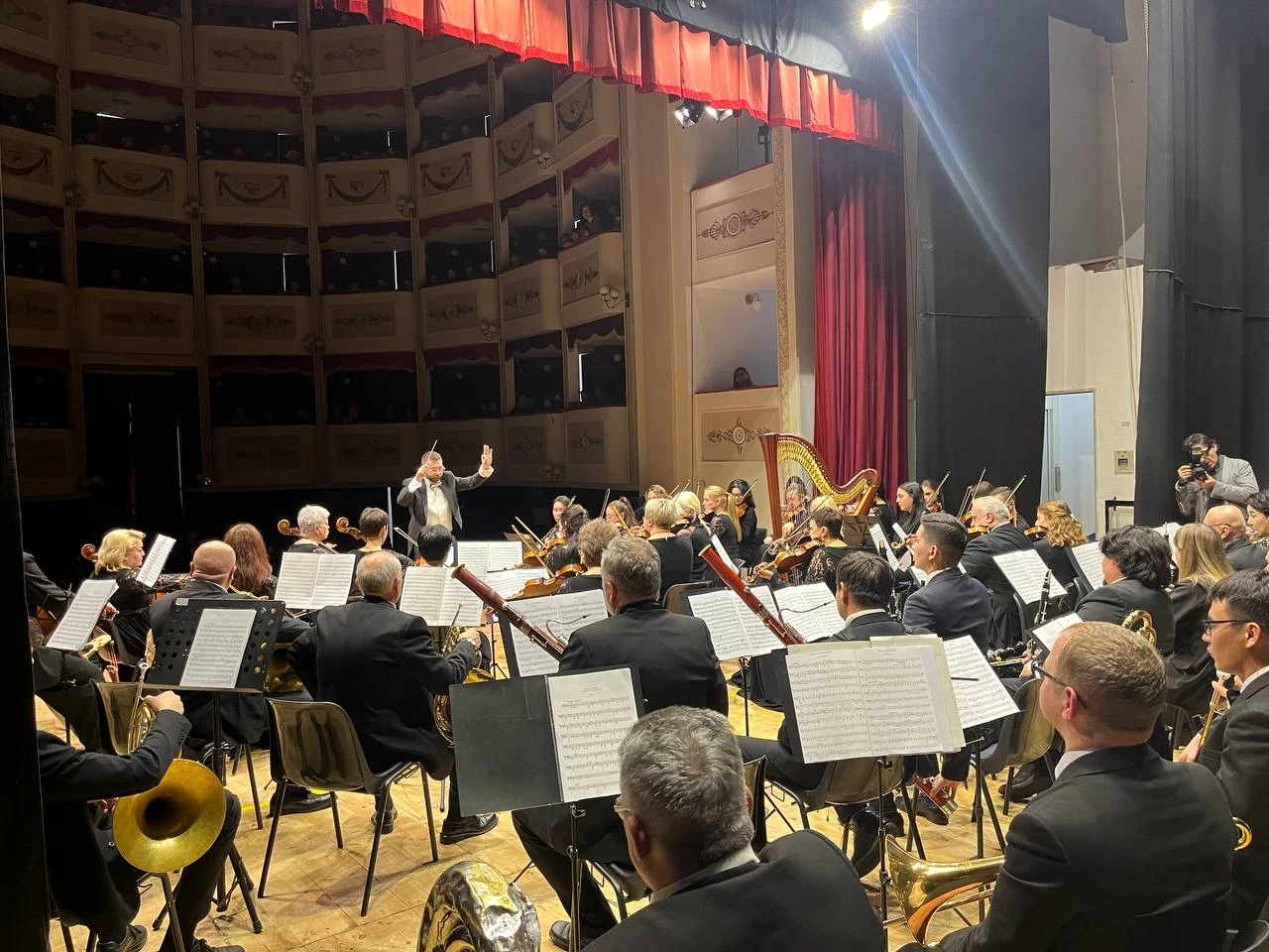 Italııa kórermeniniń kóńilinen shyqty