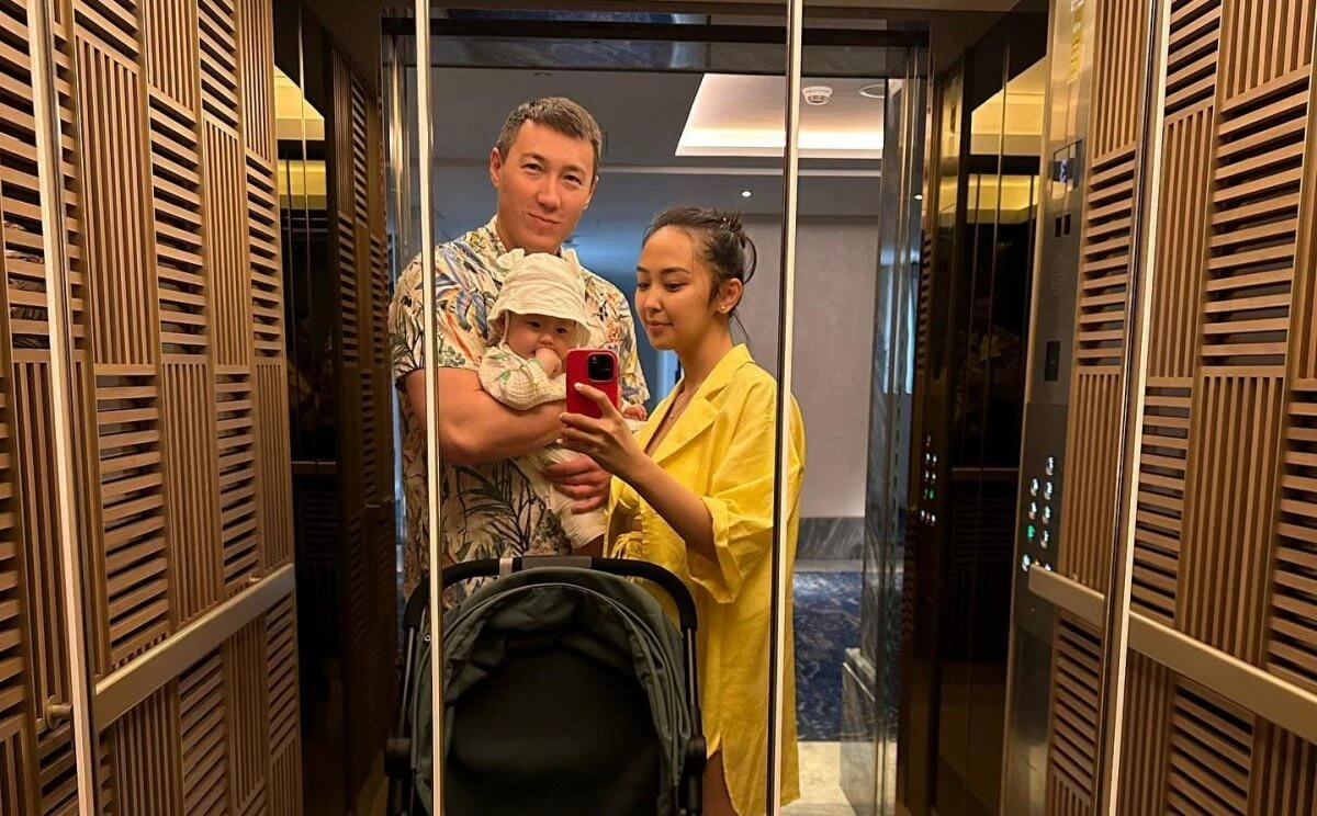 Áıelin soqqyǵa jyqqan ánshi eskertý aldy