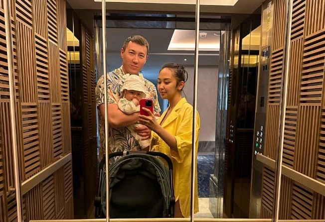 «Ýaıymdaıtyn esh sebep joq»: Rahat Turlyhanov jubaıymen birge vıdeo úndeý túsirdi