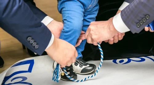 Balanyń tusaýyn kimderge kestirmegen durys?