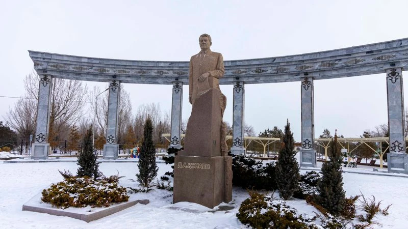 Qonaev qalasy kórkeıip keledi