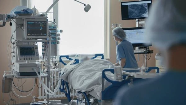 «Tórteýi jansaqtaý bóliminde jatyr». Dáriger qyzylsha juqtyrǵan balalardyń jaǵdaıyn aıtty