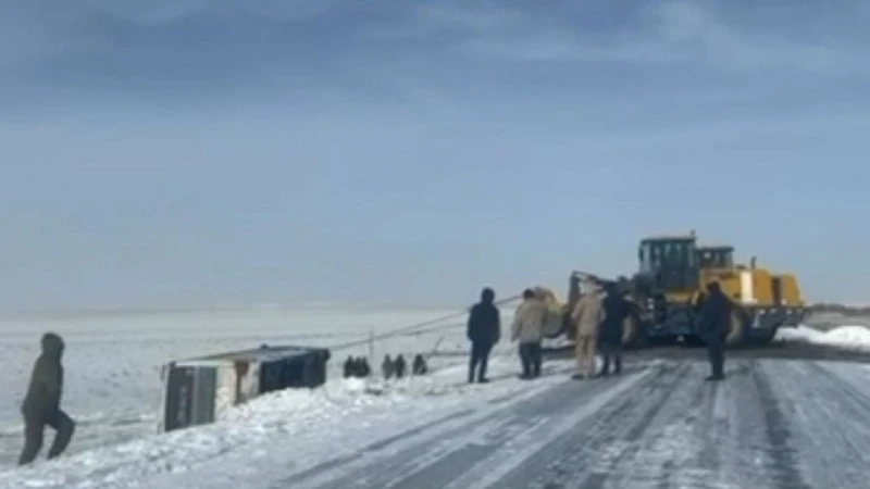 Abaı oblysynda 17 jolaýshysy bar avtobýs apatqa ushyrady