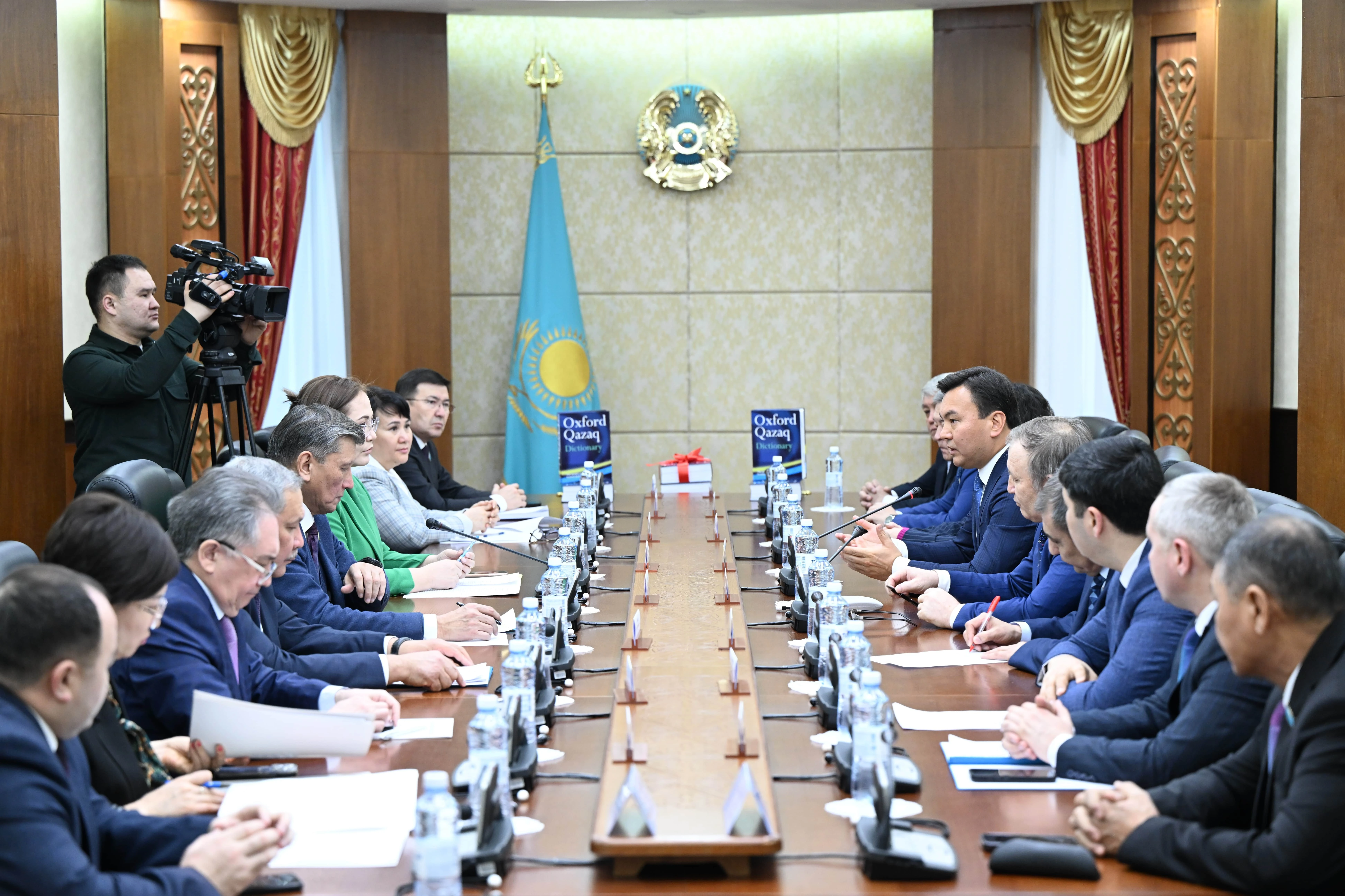 60 myń sóz, 1300 bet. Qazaq-aǵylshyn sózdigi jaryq kórdi