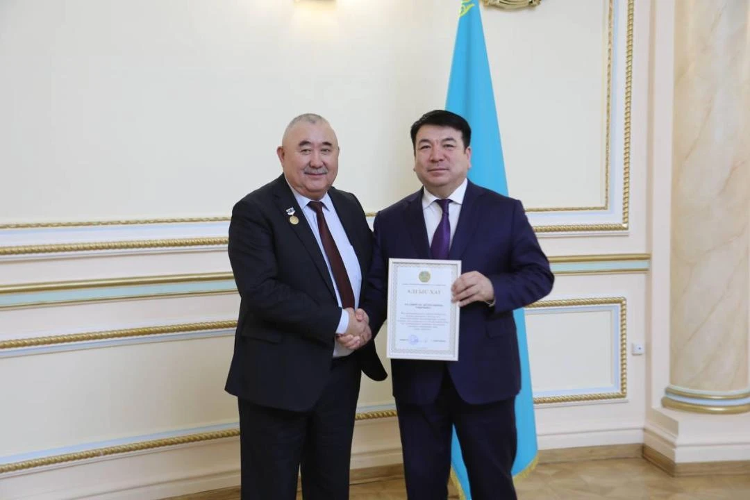 Aqyn-jazýshylar balalar ádebıetin damytý tetikterin talqylady