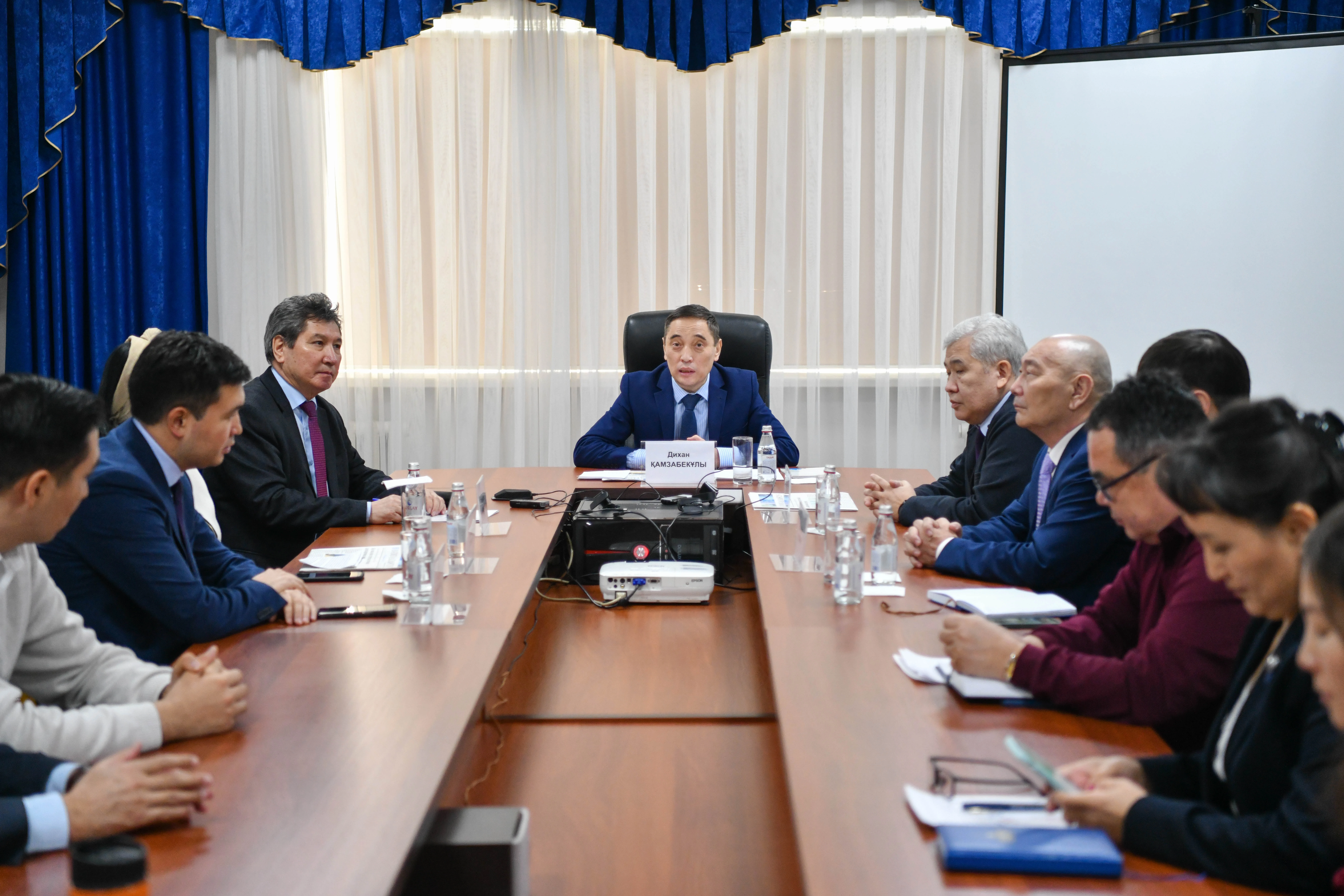 Ulttyq ıdeologııany uıystyrý joldary aıtyldy