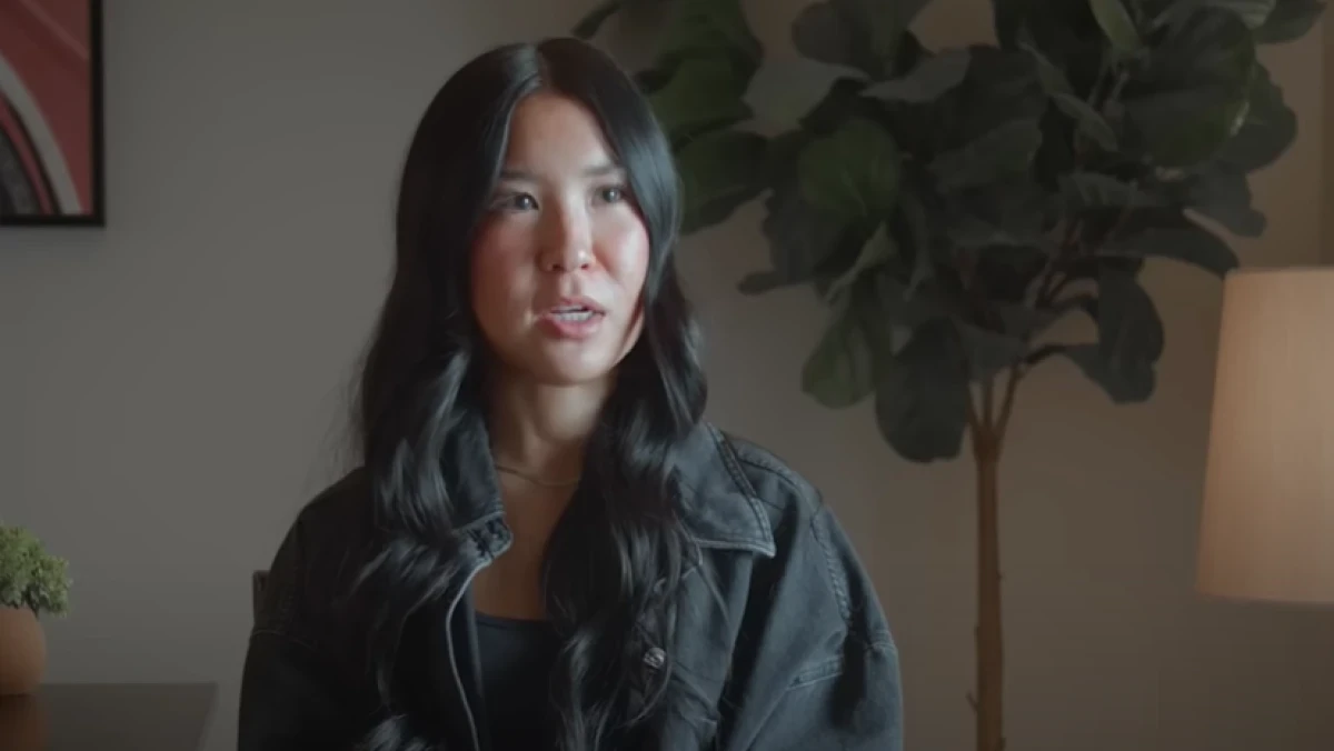 "Kim ekenimdi túsinbeı óstim". Sheteldikter asyrap alǵan qazaq qyzy muńyn shaqty