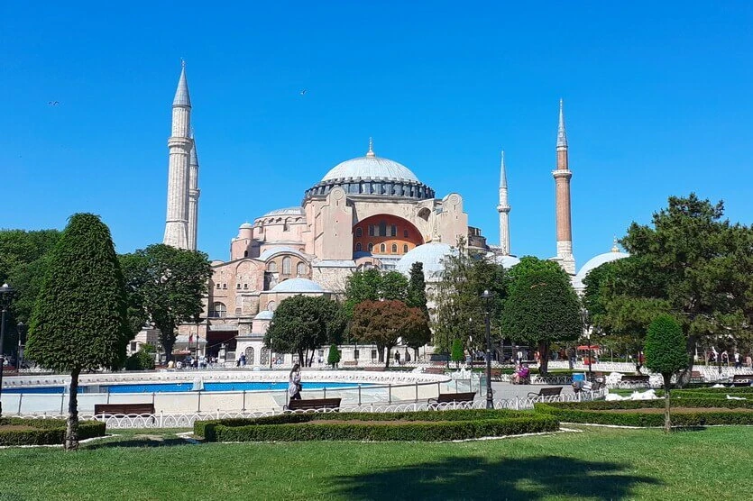 Túrkııadaǵy Aııa-Sofııa meshiti týrıster úshin aqyly bolady