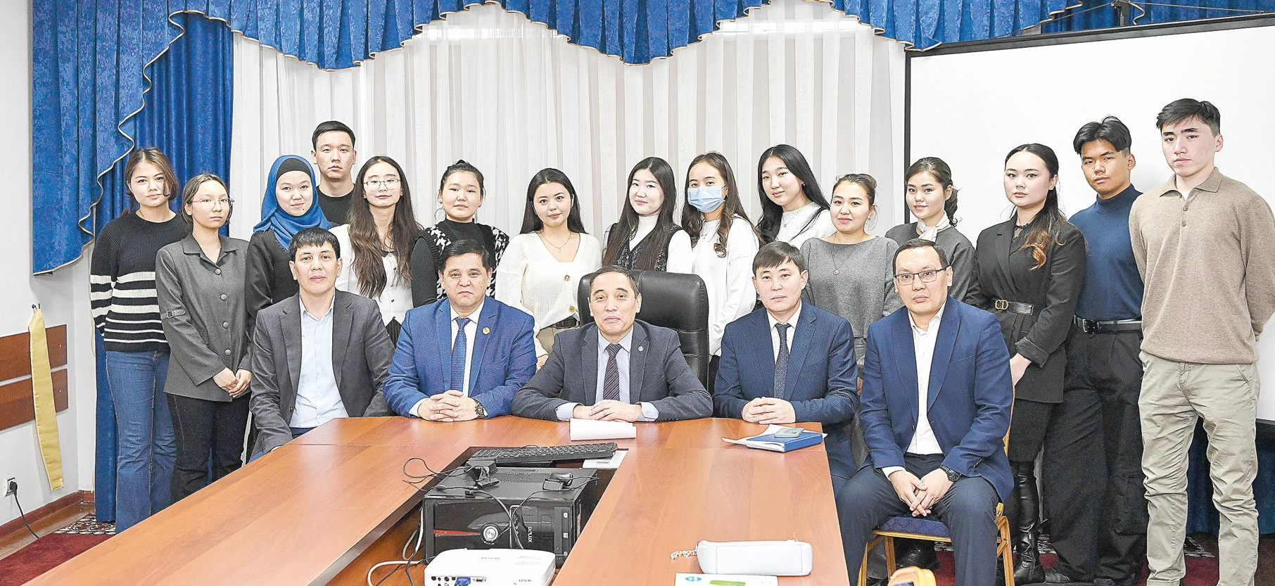 Bilim tájirıbemen shyńdalady