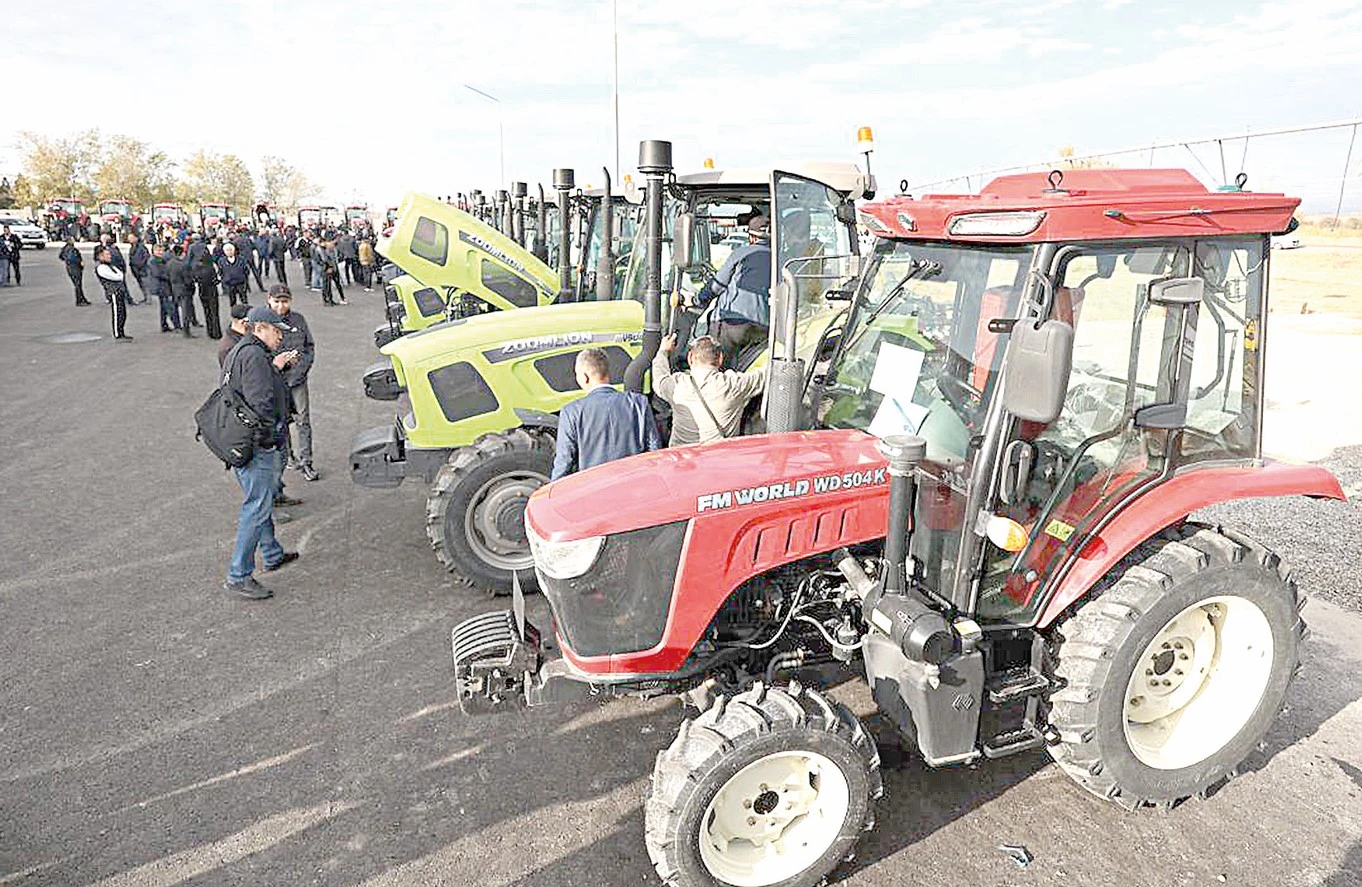 Jańarǵan tehnıka parki: Tozyǵy jetken traktor da joq emes