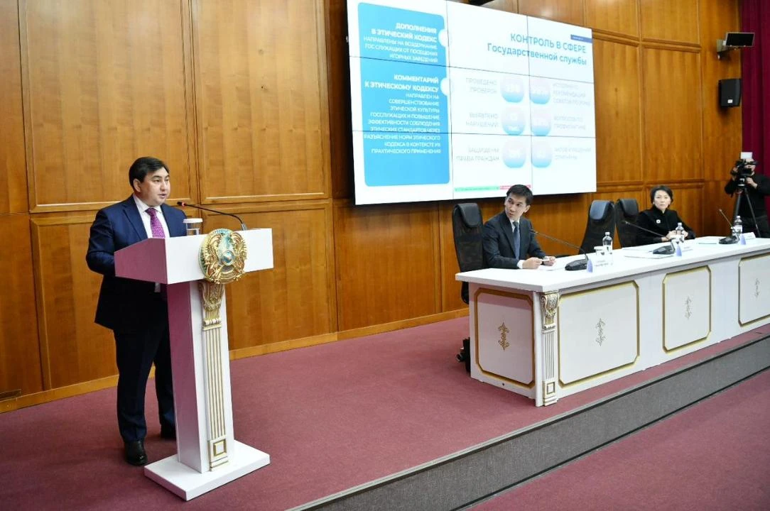 Memlekettik qyzmet: Ornyqty sheshimder men ózgerister