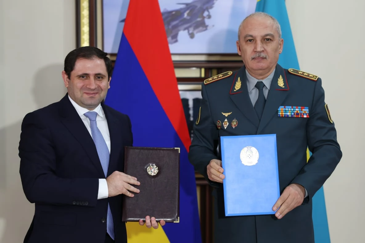 Qazaqstan Qorǵanys mınıstri armenııalyq áriptesimen kezdesti