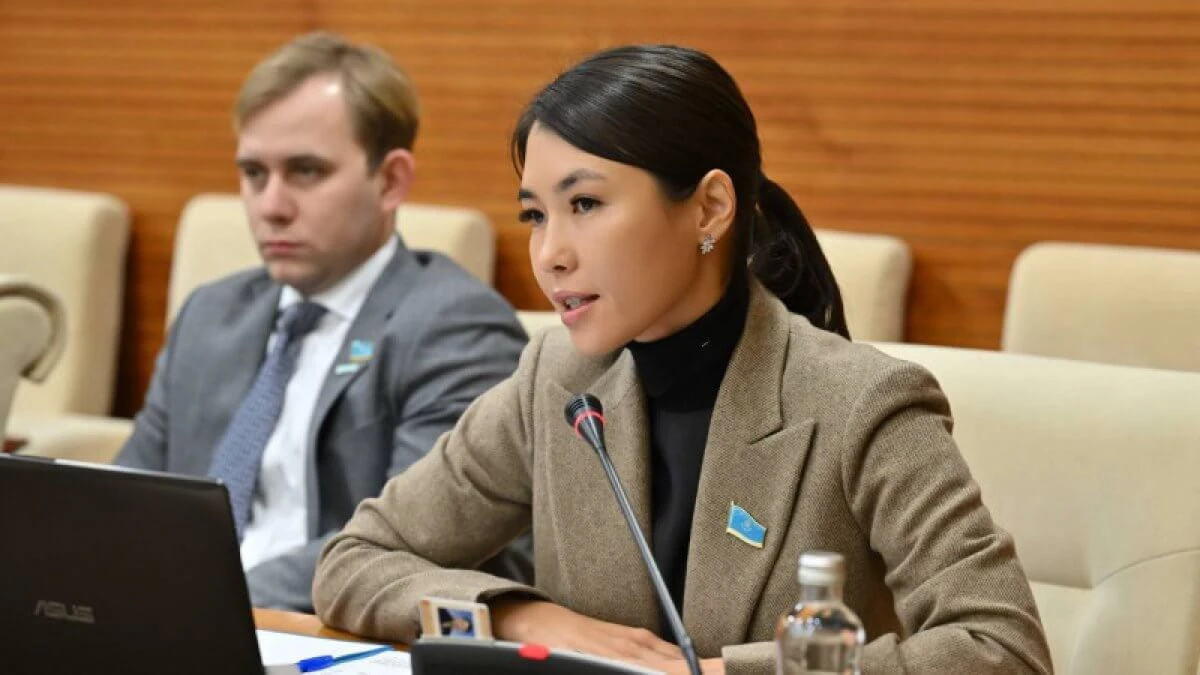 О́kilettigi toqtady. Eks-depýtat partııadaǵy qyzmetin jalǵastyratynyn aıtty