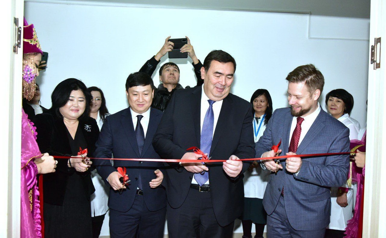 Mendeleev ýnıversıtetiniń ókildigi