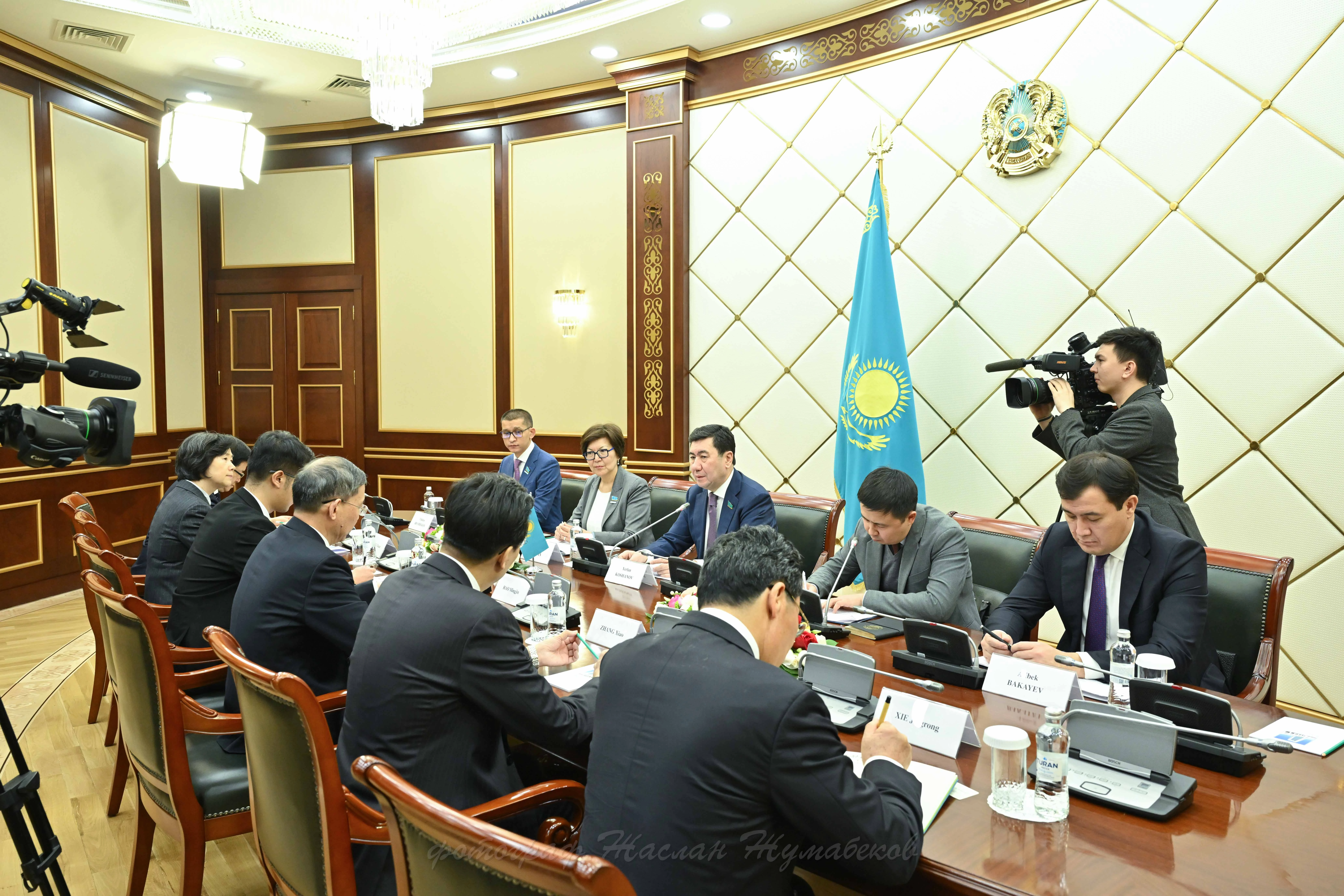 Májilis tóraǵasy Qytaıdan kelgen áriptesterimen kezdesti