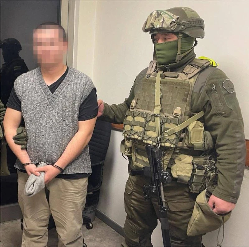 «Terrorıstik uıymǵa qatysy bolýy múmkin». Kúdiktini elge ákeldi