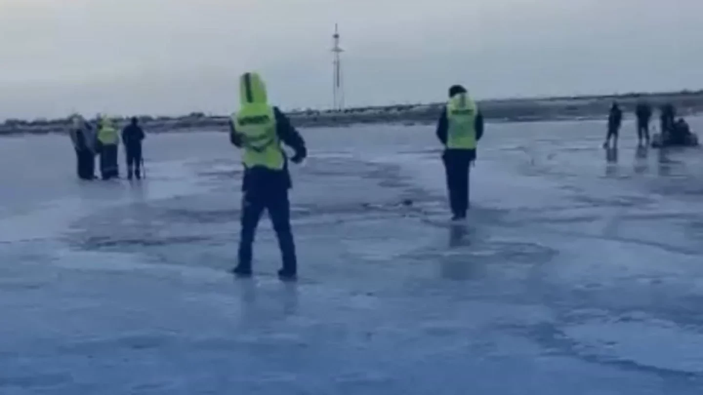 Atyraýda adamdar mingen kólik Jaıyq ózenine qulap ketti