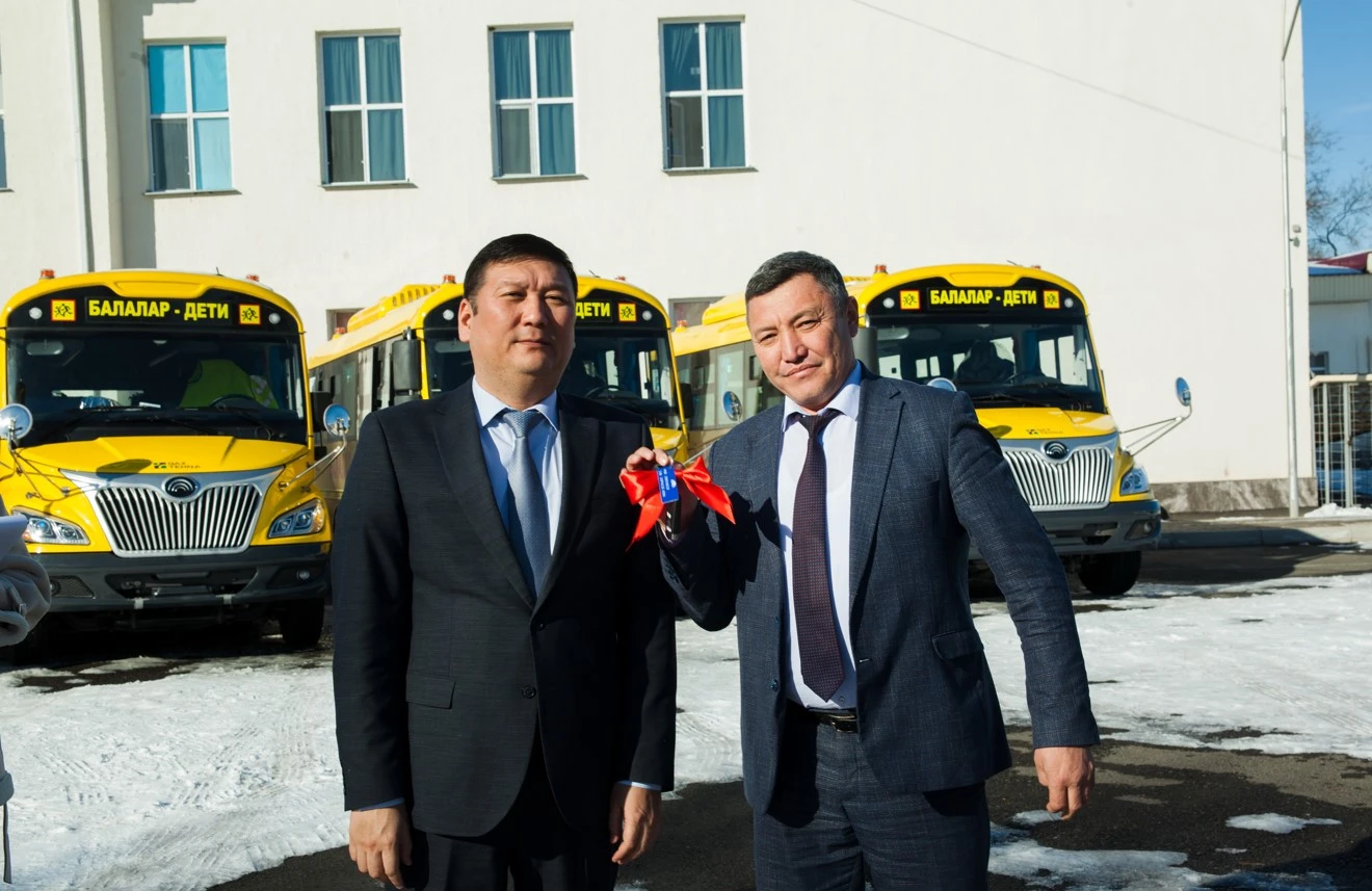 Shalǵaıdaǵy mektepterge avtobýs berildi