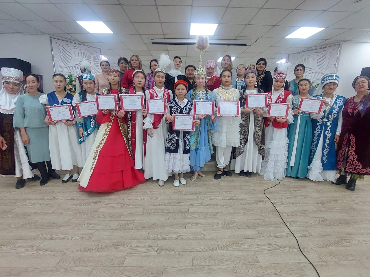 Boıjetkender urshyq ıirip, qazaq dástúrlerin dáriptedi