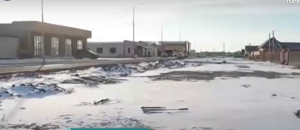 Sasyq sýdyń ústinde otyr: Atyraýda eki aıǵa tótenshe jaǵdaı jarııalandy