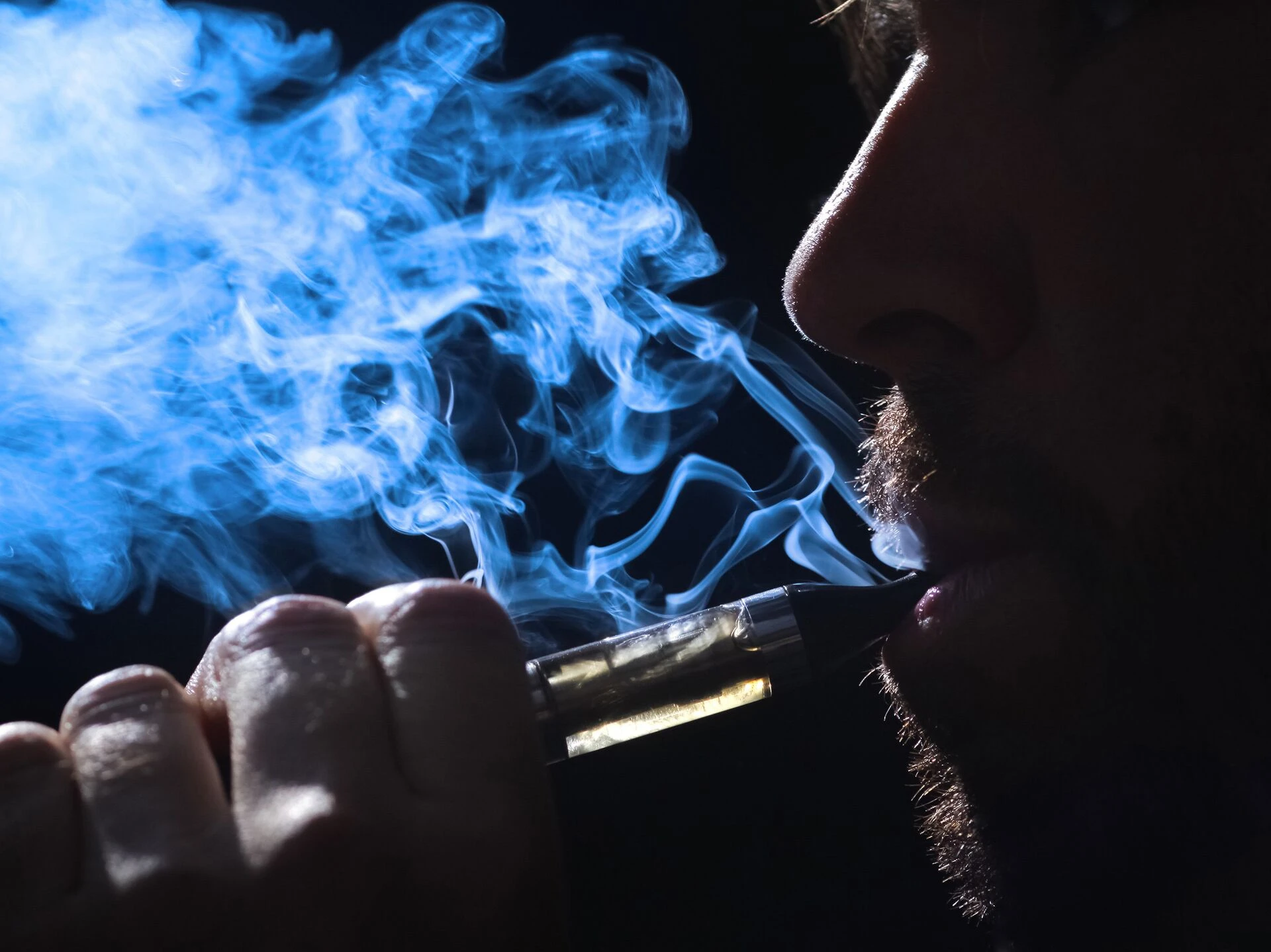 Astanada veıp suıyqtyǵyn qoldan jasap satqan turǵyn ustaldy