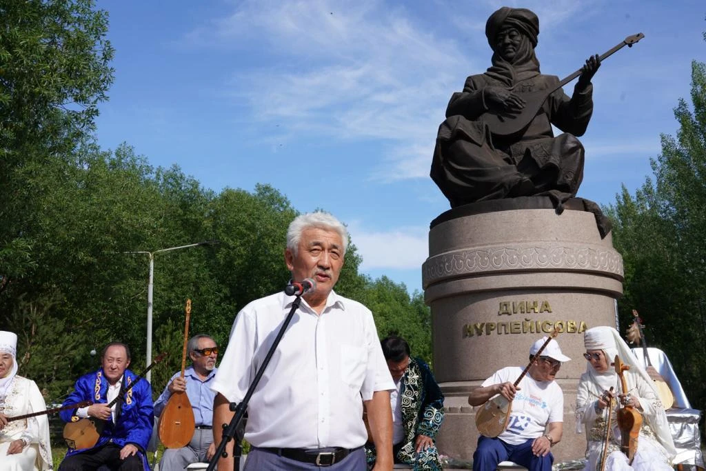 Kúmbirlegen kúıge eljiremeıtin qazaq joq