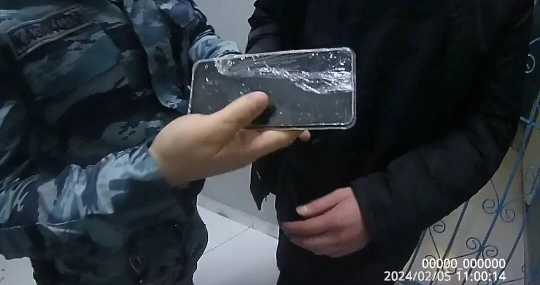 «Abaqtyǵa alyp kirmek boldy». Qoǵamdyq qorǵaýshydan tyıym salynǵan zat tabyldy