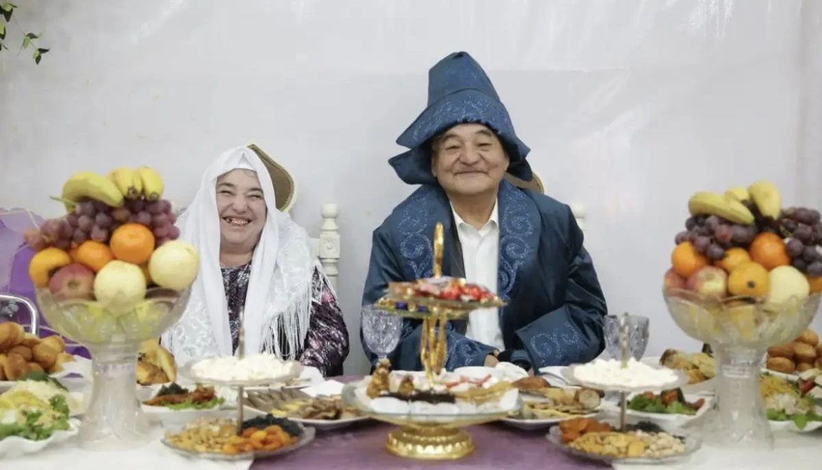 Shymkentte qarttar úıinde tanysqan eki qarııa nekelerin qıdy