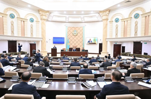 Memleket basshysy júktegen mindetter depýtattardyń erekshe nazarynda bolady - Máýlen Áshimbaev