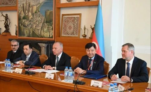 Jaqyp Asanov Ázerbaıjan Konstıtýsııalyq sotynyń Tóraǵasymen kezdesti