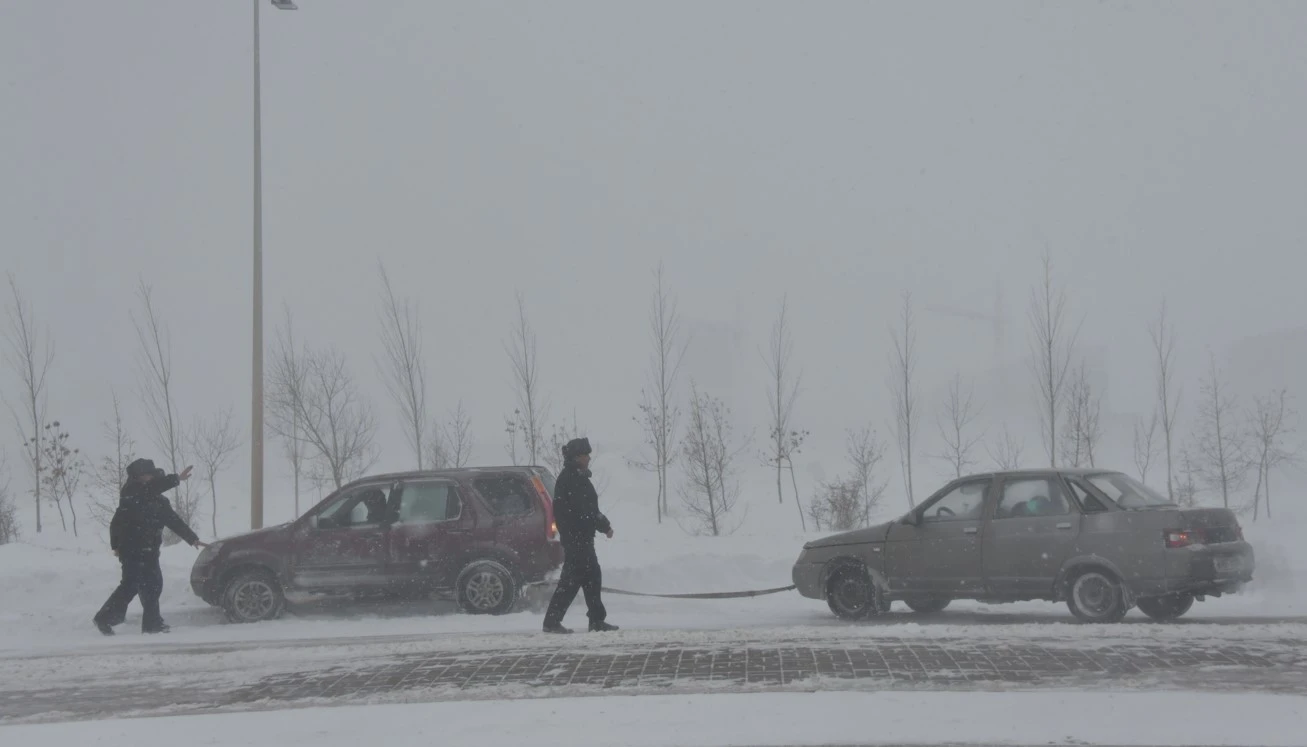 Qar qursaýynan qutqarǵan qaharmandar