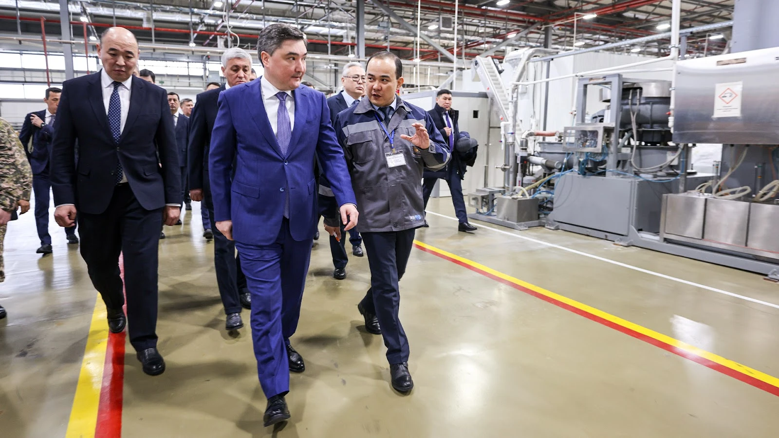 О́nerkásip sektorynyń ózekti máselelerimen tanysty