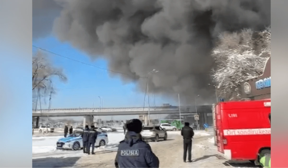 Almatyda baraholka bazarynyń qoımasy órtenip jatyr