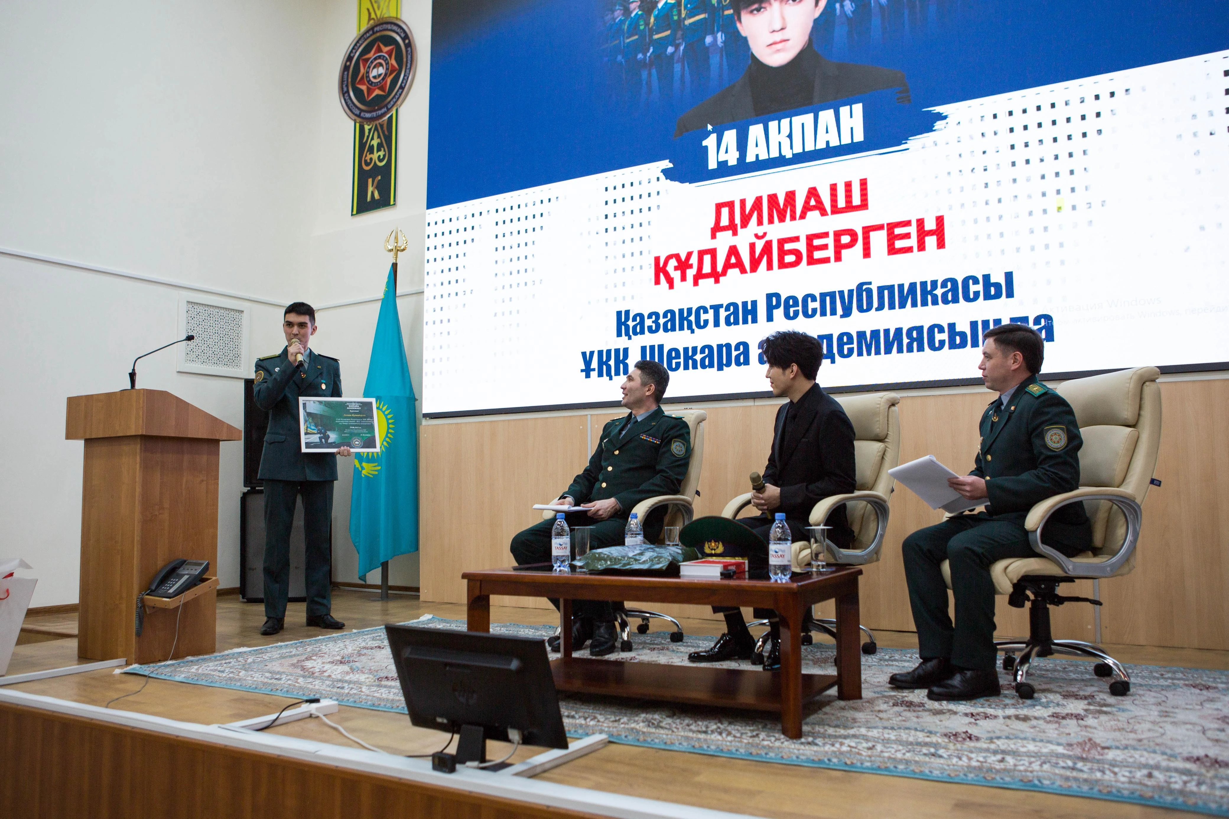 Dımash Qudaıbergen jas kýrsanttarmen kezdesti