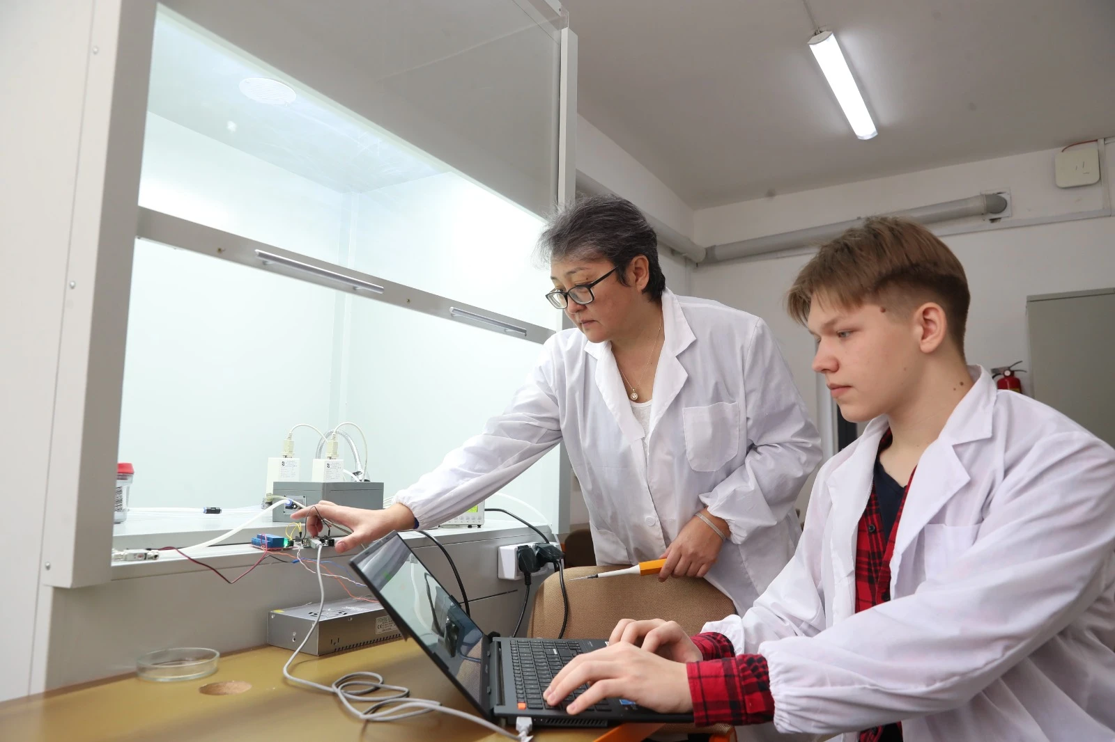 EUÝ ǵalymdary ekologııalyq monıtorıng úshin «elektrondy muryn» jasap jatyr