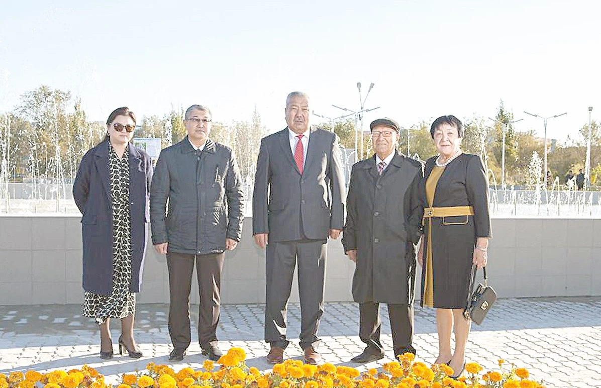 О́ndiris pen ǵylymdy teń ustaǵan