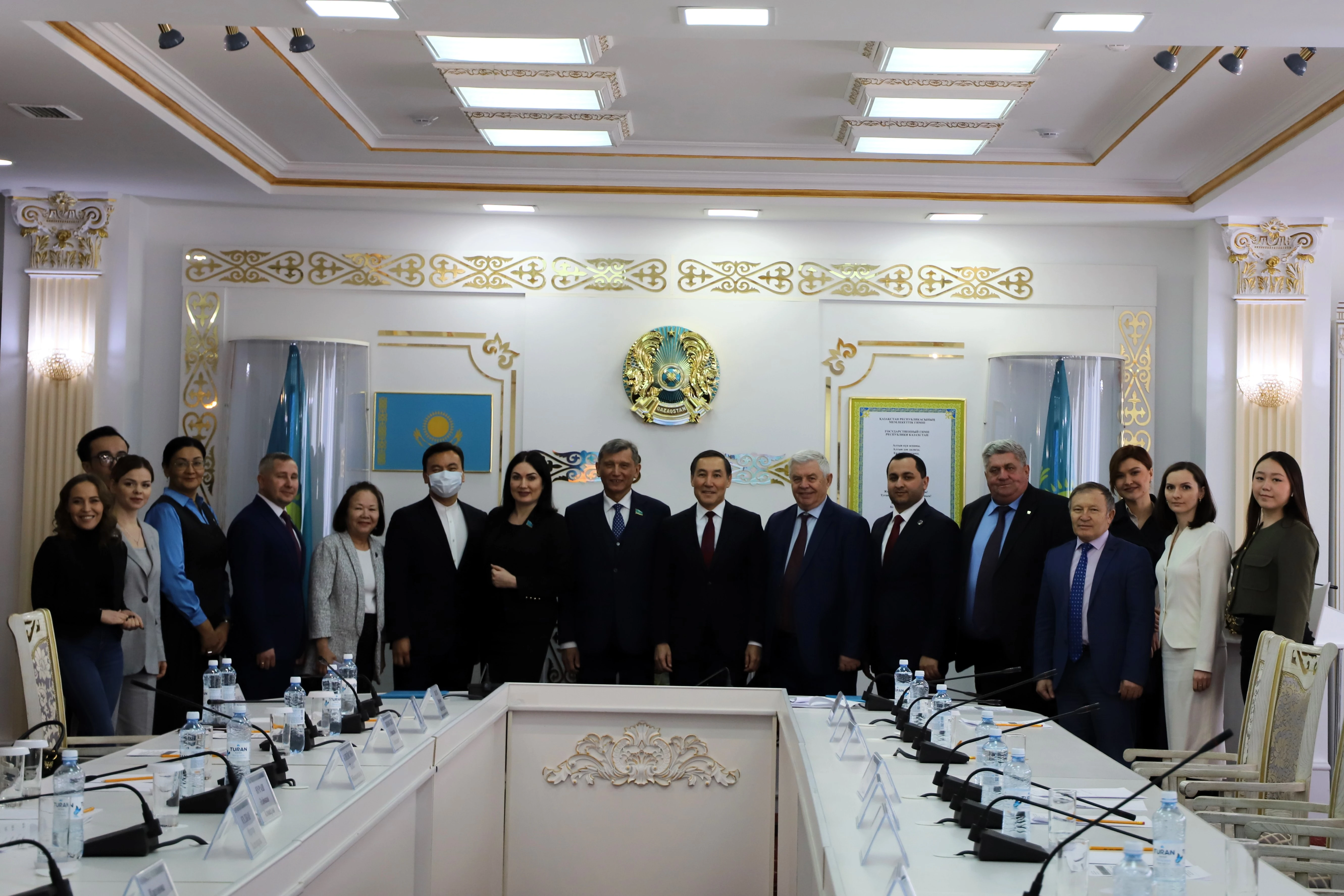 Senator qazaq tiliniń mártebesin arttyrýdyń mańyzy týraly aıtty