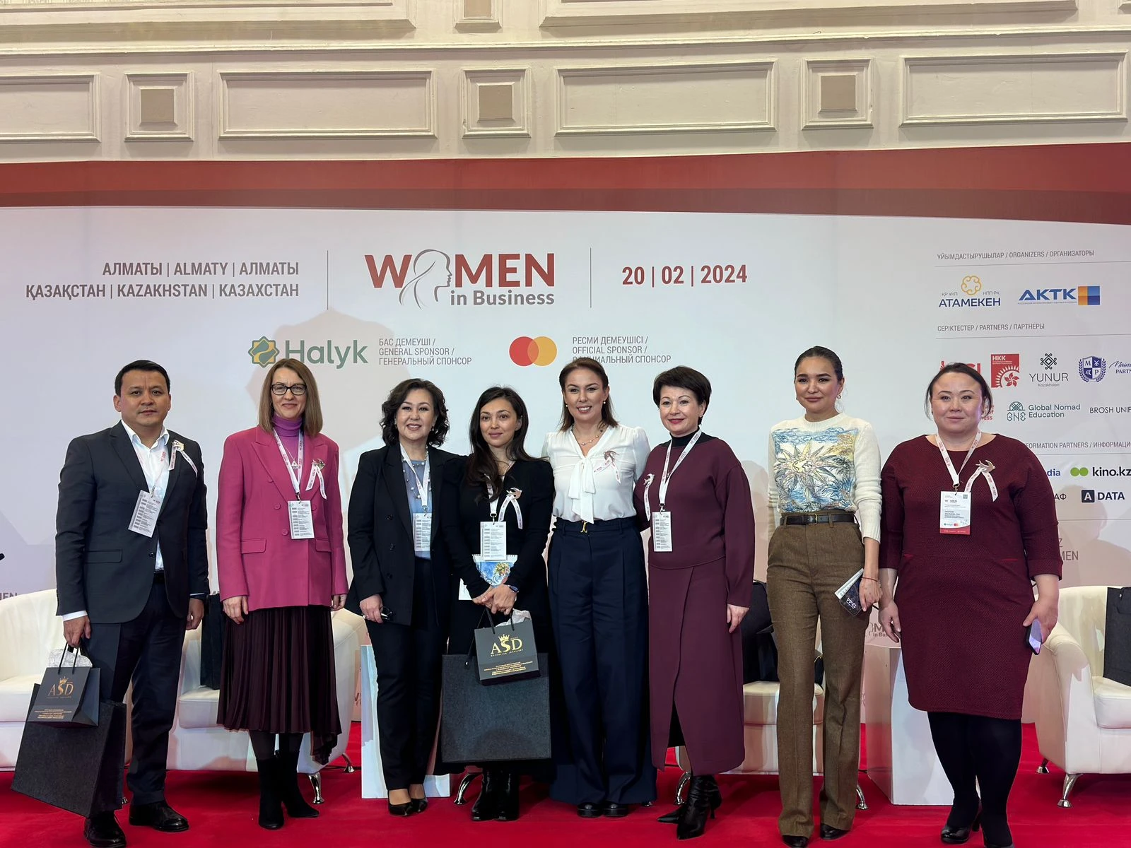 Bilimdi áıelder óz ornynda júr me?