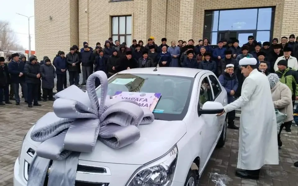 Aýyl jastary ımamǵa kólik mingizip, qajylyqqa joldama alyp berdi