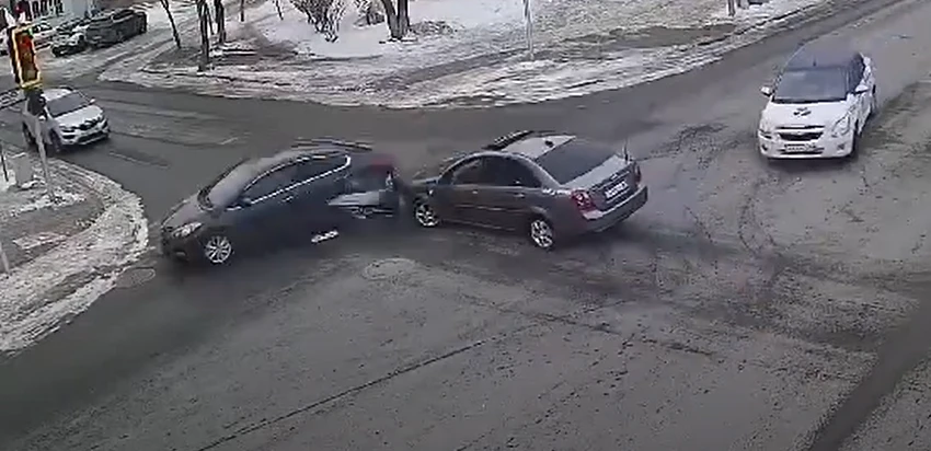 Jol erejesi ózgerdi: Polısııa baǵdarshamnyń sary túsine qatysty eskertý jasady