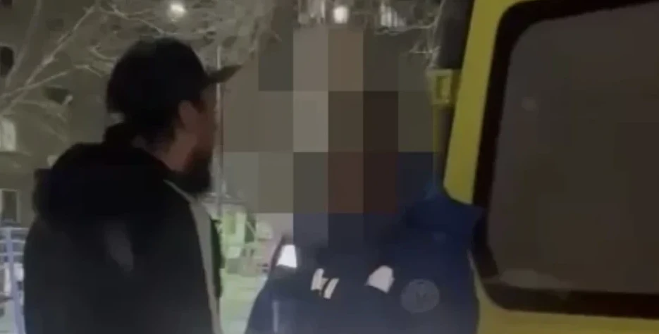 Buzaqylyq babyna aýysty. Jedel járdem júrgizýshisin urǵan jigittiń isi jeńildetildi