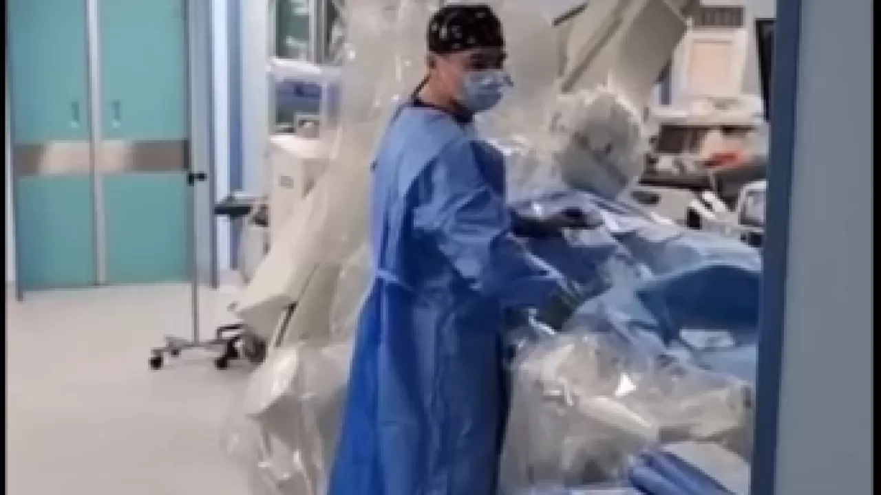 Jer silkinisinde naýqasqa ota jasaǵan hırýrgtar jurttyń rızashylyǵyna bólendi (vıdeo)