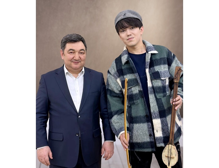 Dımashqa kóne qobyzdyń ǵylymı kóshirmesi syıǵa tartyldy