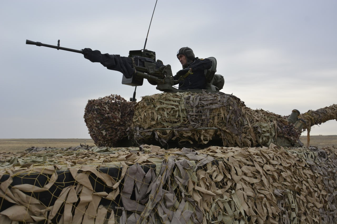 Balalar áskerı ushaqpen saıahattady