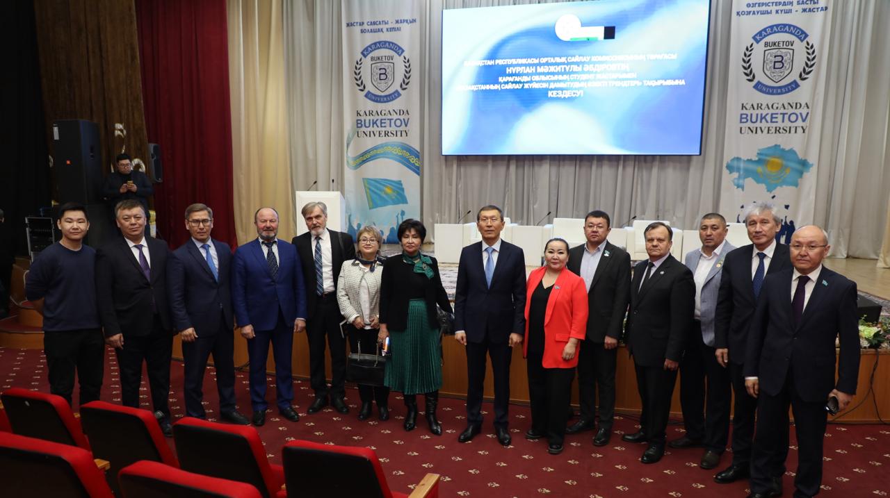 Jas saılaýshylarmen kezdesý