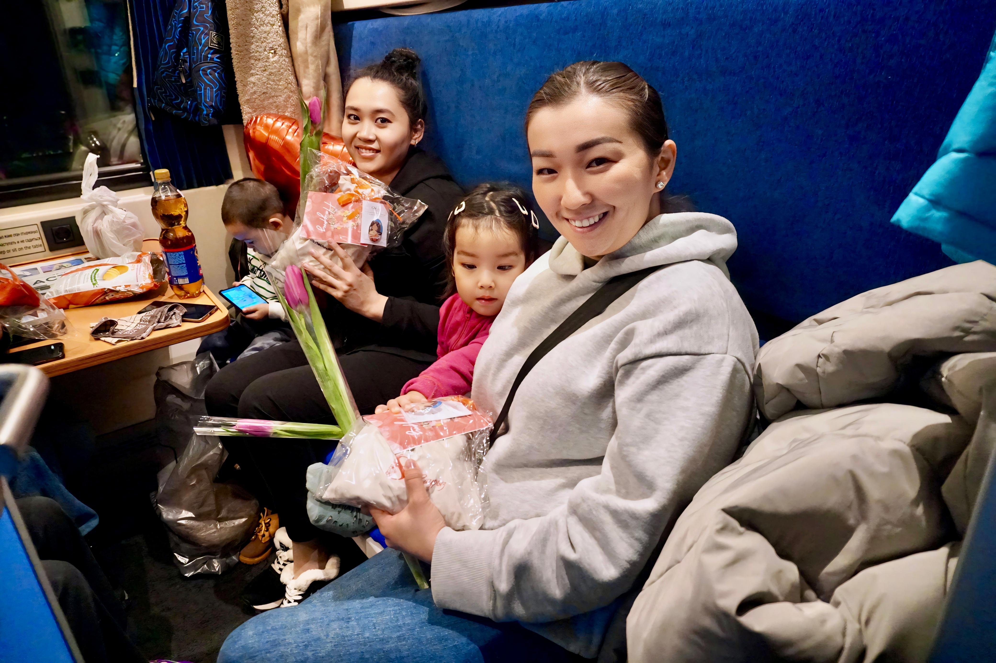 Merekege oraı jolaýshylar poıyzynda gúlder men syılyqtar taratyldy